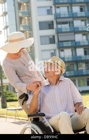 Ältere Frau mit behinderten Mann im Rollstuhl wohlhabender Alter Stockfoto