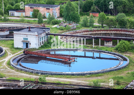 Abwasser Filtern in einer Wasseraufbereitungsanlage, Sommer Stockfoto