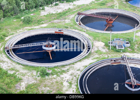 Gruppe von Abwasser Filtern Panzer in Kläranlage Stockfoto