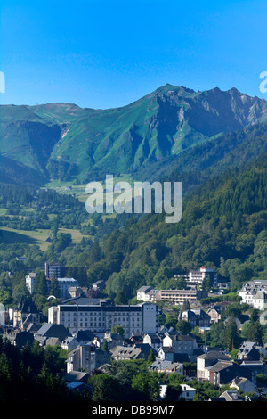 Dorf von Mont-Dore und Massid von Sancy. Puy-de-Dome. Der Auvergne. Frankreich. Europa Stockfoto