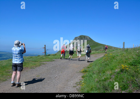 Wanderer zu Fuß in die Landschaft. Banne d'Ordanche. Auvergne. Frankreich. Stockfoto