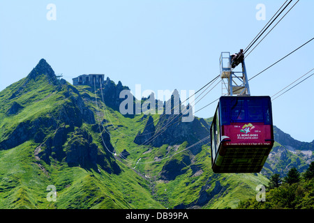 Seilbahn in das Skigebiet von Le Mont Dore, des Puy du Sancy im Massif Central, Auvergne, Frankreich, Europa im Sommer Stockfoto