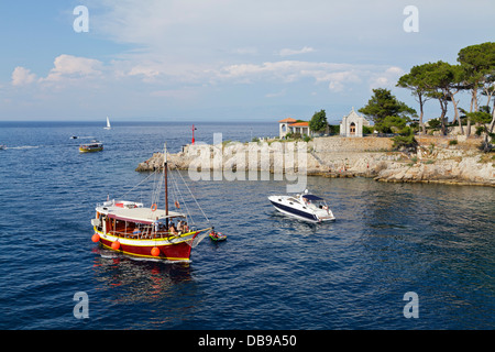 Ausflugsboot in den Hafen von Veli Losinj, Insel Losinj, Kvarner Bucht, Kroatien Stockfoto