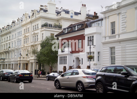 verschiedene Ansichten des weißen Stuck-Gehäuse Zeilen South Kensington London Straßen mit Bäumen gesäumten roten Backsteinhäuser Fahrräder mieten Stockfoto