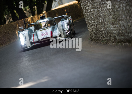 Die 2013 24 Stunden Le Mans gewinnen Auto Nummer 2 Audi R18 e-Tron Quattro in Aktion auf dem Goodwood Festival of Speed Stockfoto