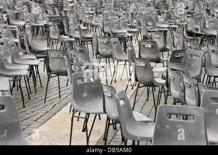 Mehrere Stühle auf St Peter es Square (Vatikan). Stockfoto