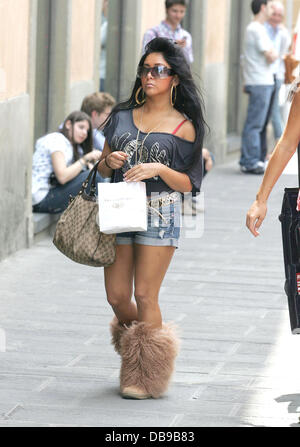 Nicole "Snooki" Polizzi Rückkehr tragen pelzigen Stiefel nach einem Besuch in der örtlichen Apotheke Florenz, Italien - 02.06.11 Stockfoto