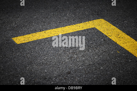 Kennzeichnung mit gelben Linien auf dunklem Asphalt Straße Stockfoto