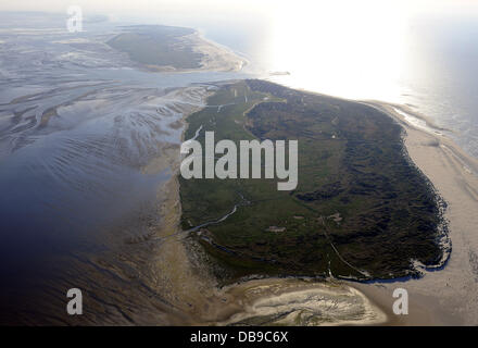 Eine Luftaufnahme von Baltrum zeigt die kleinste Osten friesische Insel der Nationalpark niedersächsischen Wattenmeer in der Nähe von Borkum, Deutschland, 22. Juli 2013. Im Hintergrund sieht man Laneoog. Foto: Ingo Wagner Stockfoto