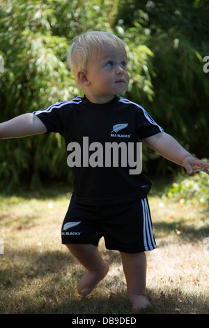 Eine schwedische Kleinkind in einem All Blacks-Kleid Stockfoto