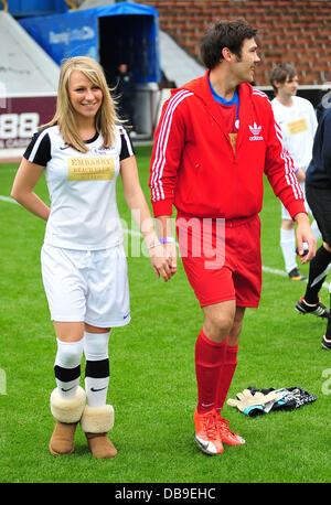 Chloe Madeley und Sam Attwater The Celebrity Soccer Six Turnier im Turf Moor-Stadion Burnley, England - 05.06.11 Stockfoto