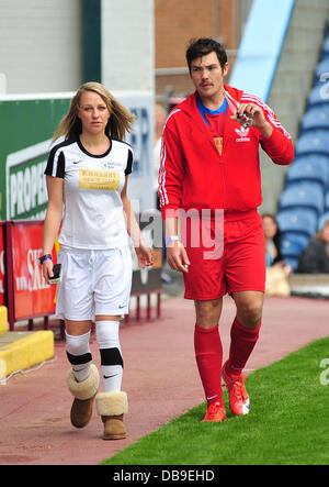 Chloe Madeley und Sam Attwater The Celebrity Soccer Six Turnier statt im Turf Moor-Stadion Burnley, England - 05.06.11 obligatorisch Credit: WENN.com Stockfoto