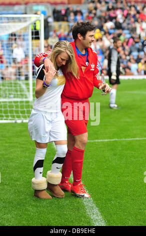 Chloe Madeley und Sam Attwater The Celebrity Soccer Six Turnier im Turf Moor-Stadion Burnley, England - 05.06.11 Stockfoto