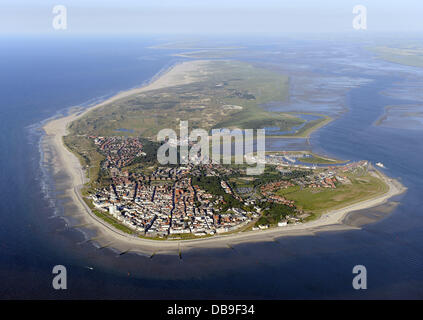 Eine Luftaufnahme zeigt Osten Ostfriesischen Insel Norderney, eines der meistbesuchten Inseln in den Nationalpark niedersächsischen Wattenmeer, Deutschland, 22. Juli 2013. Foto: Ingo Wagner Stockfoto