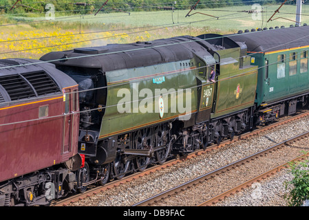 Luftschlacht um England Klasse Nr. 34067 Tangmere an Winwick Kreuzung auf der West Coast Main Line. WCML. Stockfoto