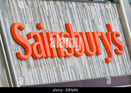 Eine Nahaufnahme von einem britischen High Street Sainsbury Supermarkt Zeichen Stockfoto