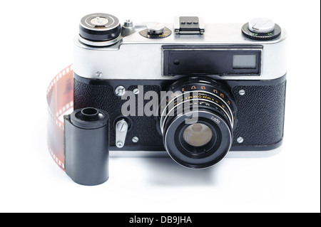 Retro-Style-Kamera mit 35 mm Filmrolle und Negative isoliert auf weiss Stockfoto