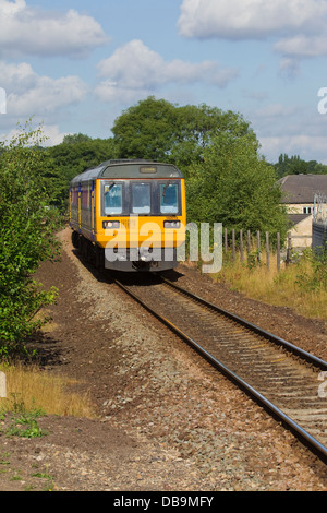 Britische Eisenbahnen Klasse 142 2-Auto Diesel Triebzug 142015 Ziel Leeds Mirfield in West Yorkshire auf der Durchreise Stockfoto