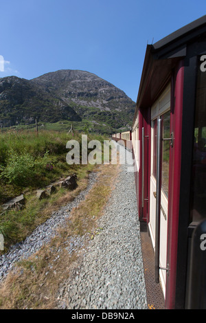 Welsh Highland Railway, Wales. Malerische Aussicht auf einer Dampflokomotive Transit durch den Snowdonia National Park. Stockfoto