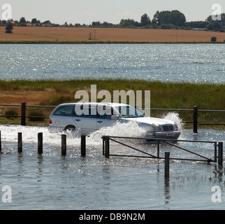 Strood Causeway. Die einzige Verbindungsstraße Insel Mersea auf das Festland, die während einer Springflut Überschwemmungen. Stockfoto