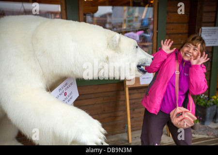 Ein ausgestopfter Eisbär vor einem Geschäft in Longyearbyen auf Spitzbergen, Svalbard. Stockfoto