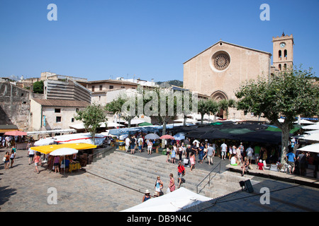 Pollensa Altstadt Sonntagsmarkt der Hauptplatz Plaza Mayor Stockfoto
