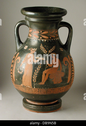 Ein verziertes Pelike, eine Art antike griechische Keramikvase mit Szenen einer Frau mit einem Jugendlichen und zwei Jugendlichen. Das Kunstwerk bietet einen Einblick in die griechische Kultur und künstlerische Traditionen, untergebracht in LACMA. Stockfoto