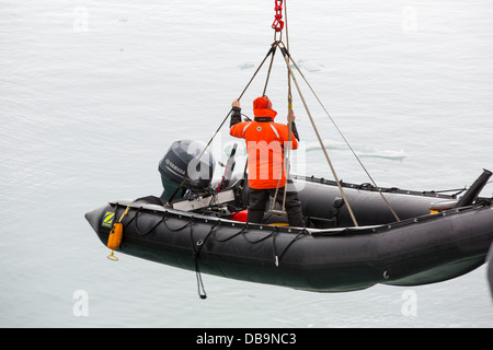 Zodiaks ins Wasser vom Deck der russischen Forschungsschiff AkademiK Sergey Vavilov aufgehoben wird Stockfoto