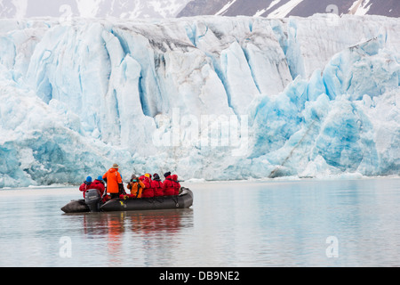 Passagiere auf Zodiaks aus dem russischen Forschungsschiff AkademiK Sergey Vavilov Stockfoto