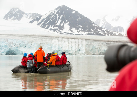 Passagiere auf Zodiaks aus dem russischen Forschungsschiff AkademiK Sergey Vavilov Stockfoto