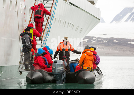 Passagiere auf Zodiaks aus dem russischen Forschungsschiff AkademiK Sergey Vavilov Stockfoto