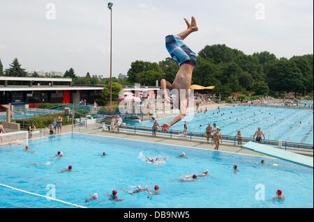 Ein Junge springt von einem Sprungturm im Freibad Lister Bad in Hannover, 26. Juli 2013. Foto: Sebastian Kahnert Stockfoto