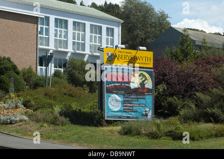 Aberystwyth, Wales, UK. 25. Juli 2013. Aberystwyth University hat neue Schilder auf dem Campus zu ersetzen, wie sechs gefunden worden war, auf Rechtschreibfehler, durch eine andere, eine falsche Übersetzung des walisischen Wortes für Studenten enthalten. Es hätte "Myfyrwyr" aber falsch geschrieben wurde, als "Myfywyr". Bildnachweis: Barry Watkins/Alamy Live-Nachrichten Stockfoto