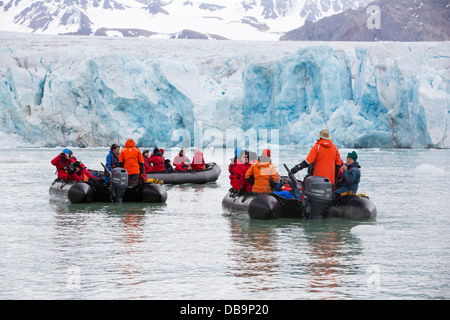 Passagiere auf Zodiaks aus dem russischen Forschungsschiff AkademiK Sergey Vavilov Stockfoto