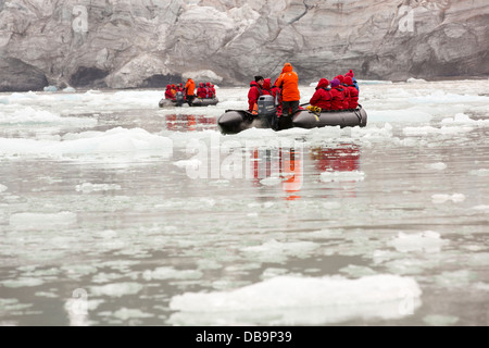 Passagiere auf Zodiaks aus dem russischen Forschungsschiff AkademiK Sergey Vavilov Stockfoto