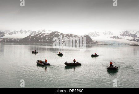 Passagiere auf Zodiaks aus dem russischen Forschungsschiff AkademiK Sergey Vavilov Stockfoto