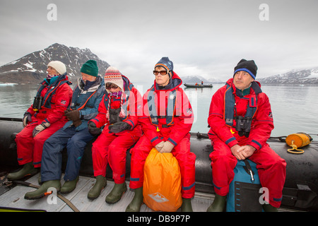 Passagiere auf Zodiaks aus dem russischen Forschungsschiff AkademiK Sergey Vavilov Stockfoto