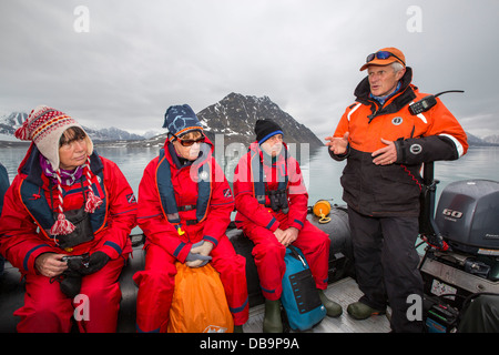 Passagiere auf Zodiaks aus dem russischen Forschungsschiff AkademiK Sergey Vavilov Stockfoto