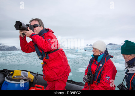 Passagiere auf Zodiaks aus dem russischen Forschungsschiff AkademiK Sergey Vavilov Stockfoto