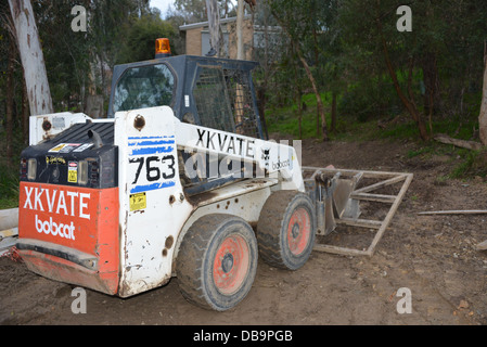 Bobcat Ansichten zu konstruieren und Graben eine Einfahrt Erde funktioniert auf Anlage mieten Stockfoto