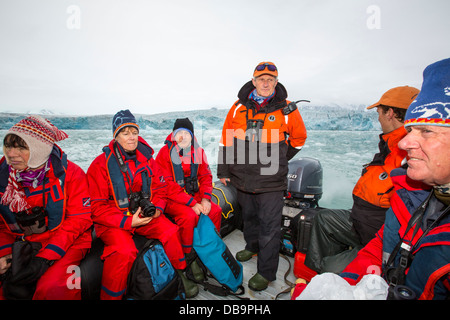 Passagiere auf Zodiaks aus dem russischen Forschungsschiff AkademiK Sergey Vavilov Stockfoto