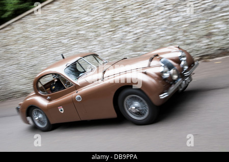 Chichester, UK - Juli 2013: Jaguar XK120 "Montlhery" FHC übergibt die Feuerstein-Wand in Aktion auf dem Goodwood Festival of Speed Stockfoto