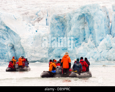 Zodiaks aus dem russischen Forschungsschiff AkademiK Sergey Vavilov ein Eis gestärkt Schiff auf einer Expedition nach Spitzbergen-Kreuzfahrt Stockfoto