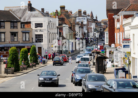 Die High Street in Battle, East Sussex, Großbritannien, mit Geschäften und Verkehr Stockfoto