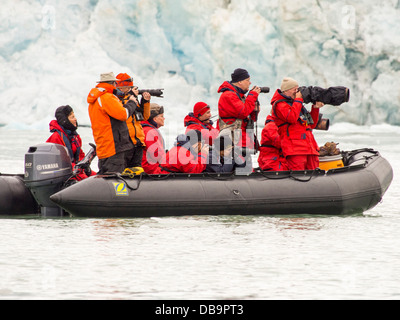 Zodiaks aus dem russischen Forschungsschiff AkademiK Sergey Vavilov ein Eis gestärkt Schiff auf einer Expedition nach Spitzbergen-Kreuzfahrt Stockfoto