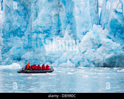 Zodiaks aus dem russischen Forschungsschiff AkademiK Sergey Vavilov ein Eis gestärkt Schiff auf einer Expedition nach Spitzbergen-Kreuzfahrt Stockfoto