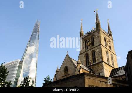 Southwark Cathedral und der Shard - London Stockfoto