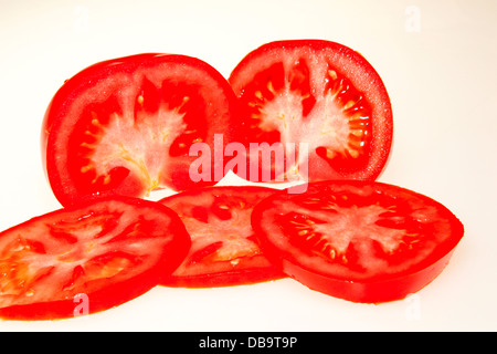 Atelier-Stillleben von roten und gelben Tomaten; auf weißem Hintergrund, close-up studio Stockfoto