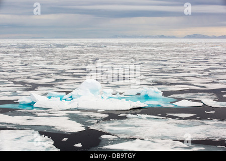 Faule Meereis bei über 80 Grad aus der nördlichen Küste von Svalbard. Der Klimawandel verursacht Meer Eis schnell zurückziehen Stockfoto