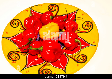 Rot und gelb Hot Chili Peppers auf mexikanische bunte Teller als Gewürze in der Küche verwendet. Stockfoto